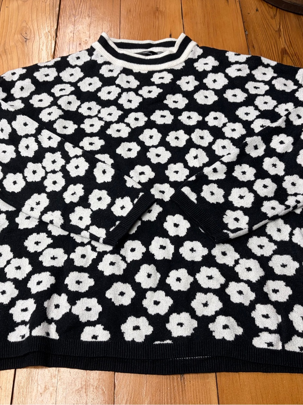 Black & White Floral Crewneck Sweater - Women